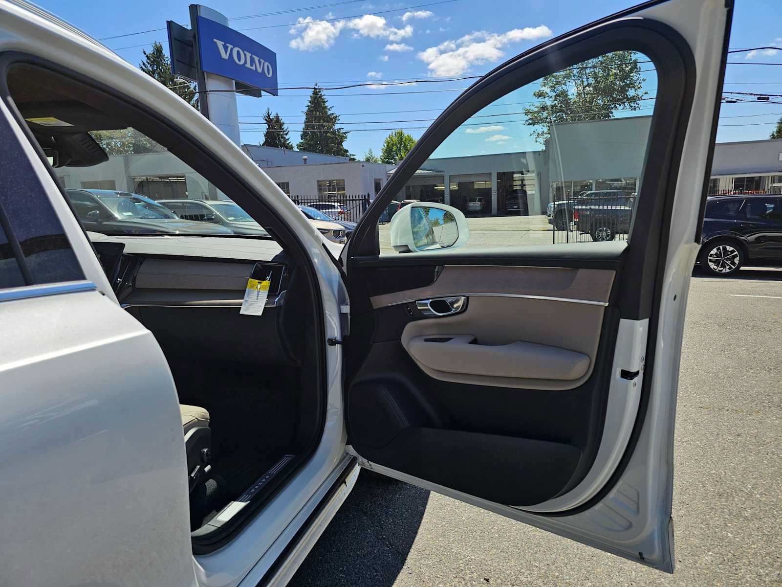 Certified 2026 Volvo XC90 B6 Plus w/ Protection Package Premier AWD/4WD image 10