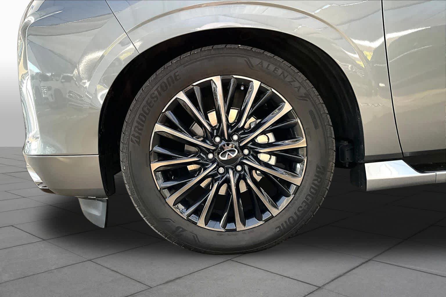 Used 2025 INFINITI QX80 Autograph w/ Autograph Exterior Package AWD/4WD image 11