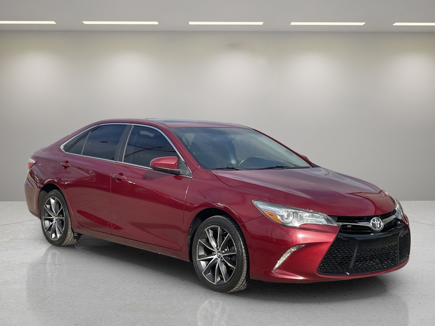 Used 2015 Toyota Camry XSE image 1