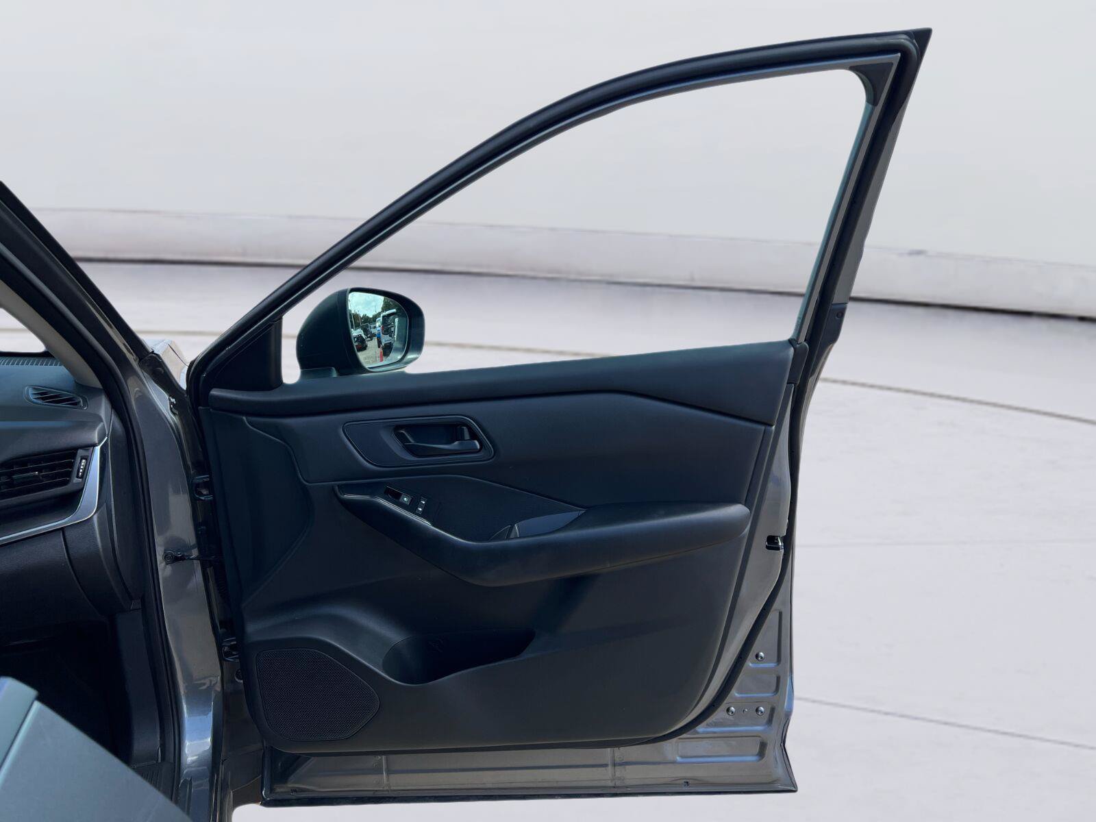 Used 2025 Nissan Rogue S FWD image 19