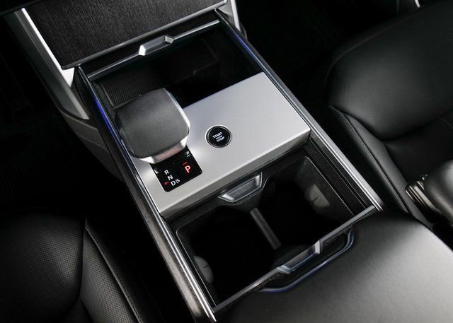 Used 2025 Land Rover Range Rover SE image 13