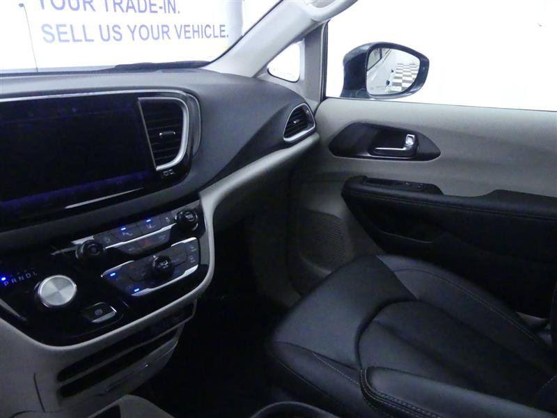 Used 2024 Chrysler Pacifica Touring-L FWD image 16