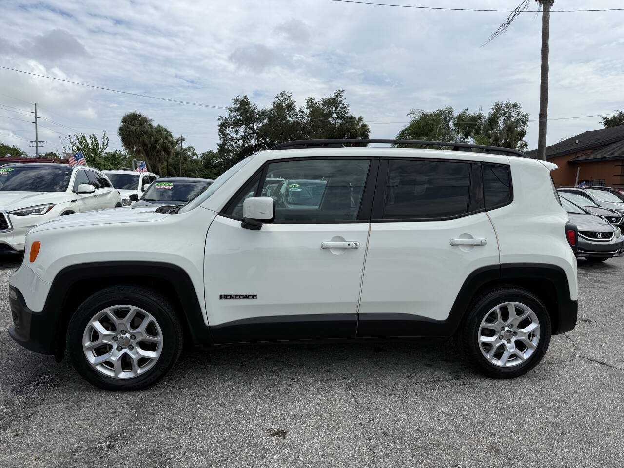 Used 2016 Jeep Renegade Latitude FWD image 4