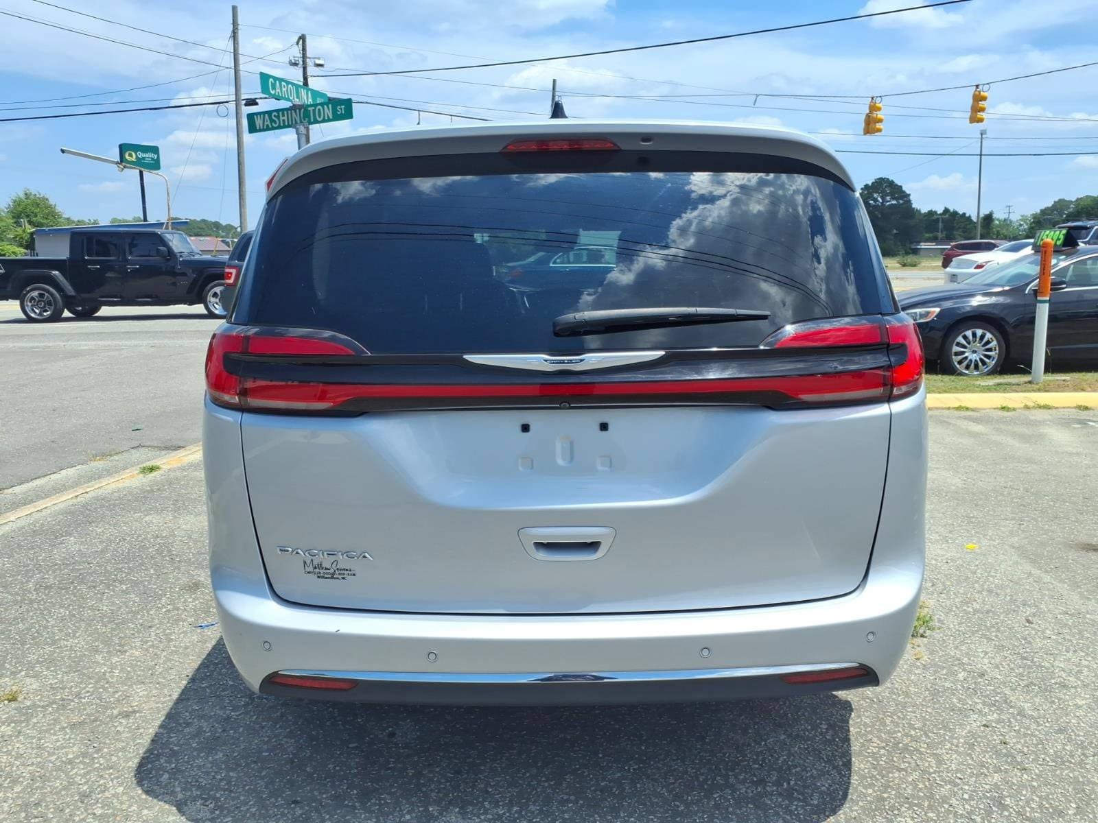 Used 2023 Chrysler Pacifica Touring-L FWD image 3
