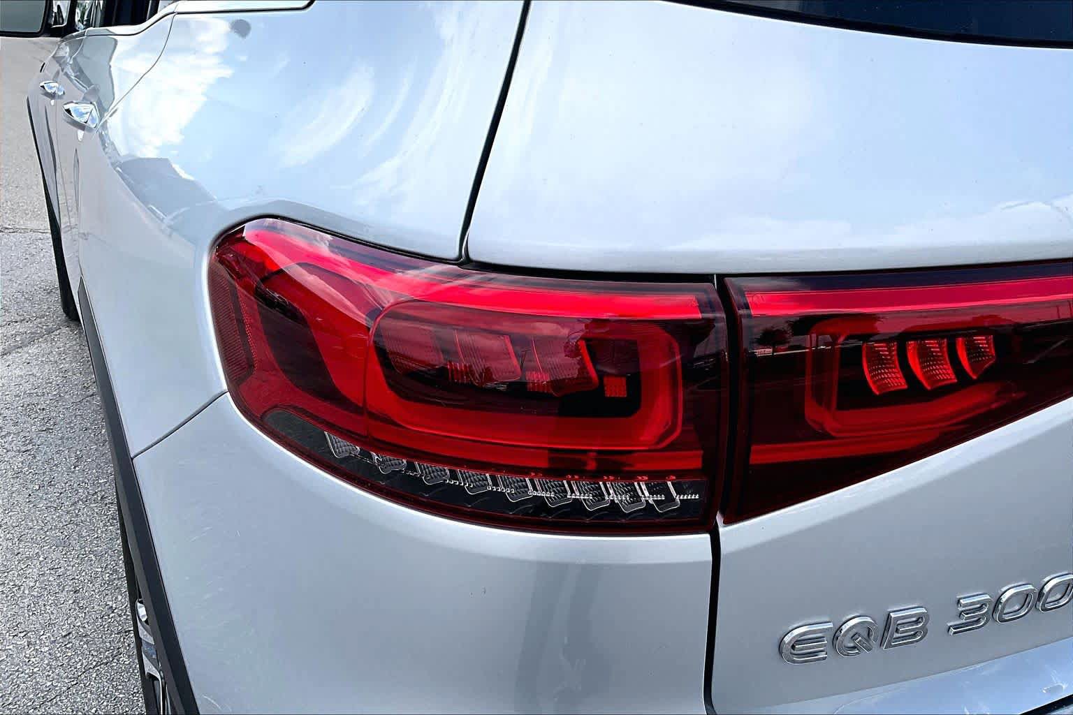 Used 2023 Mercedes-Benz EQB 300 4MATIC image 28