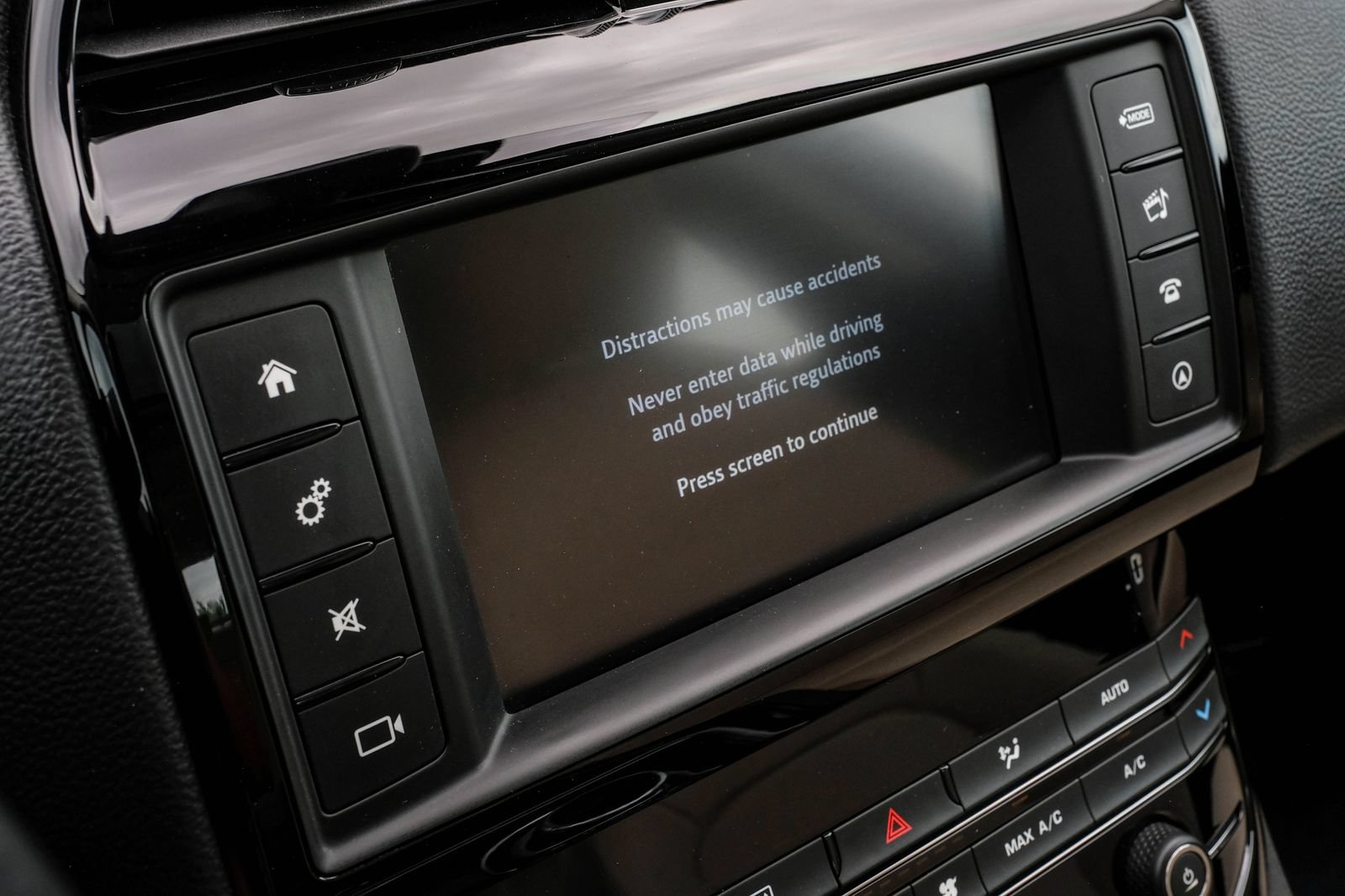 Used 2017 Jaguar XE RWD image 37