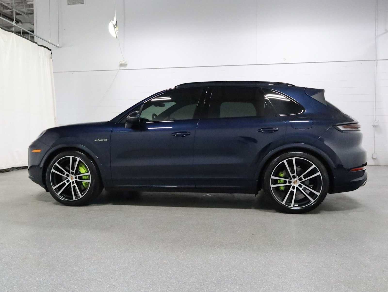 Certified 2025 Porsche Cayenne E-Hybrid AWD/4WD image 2