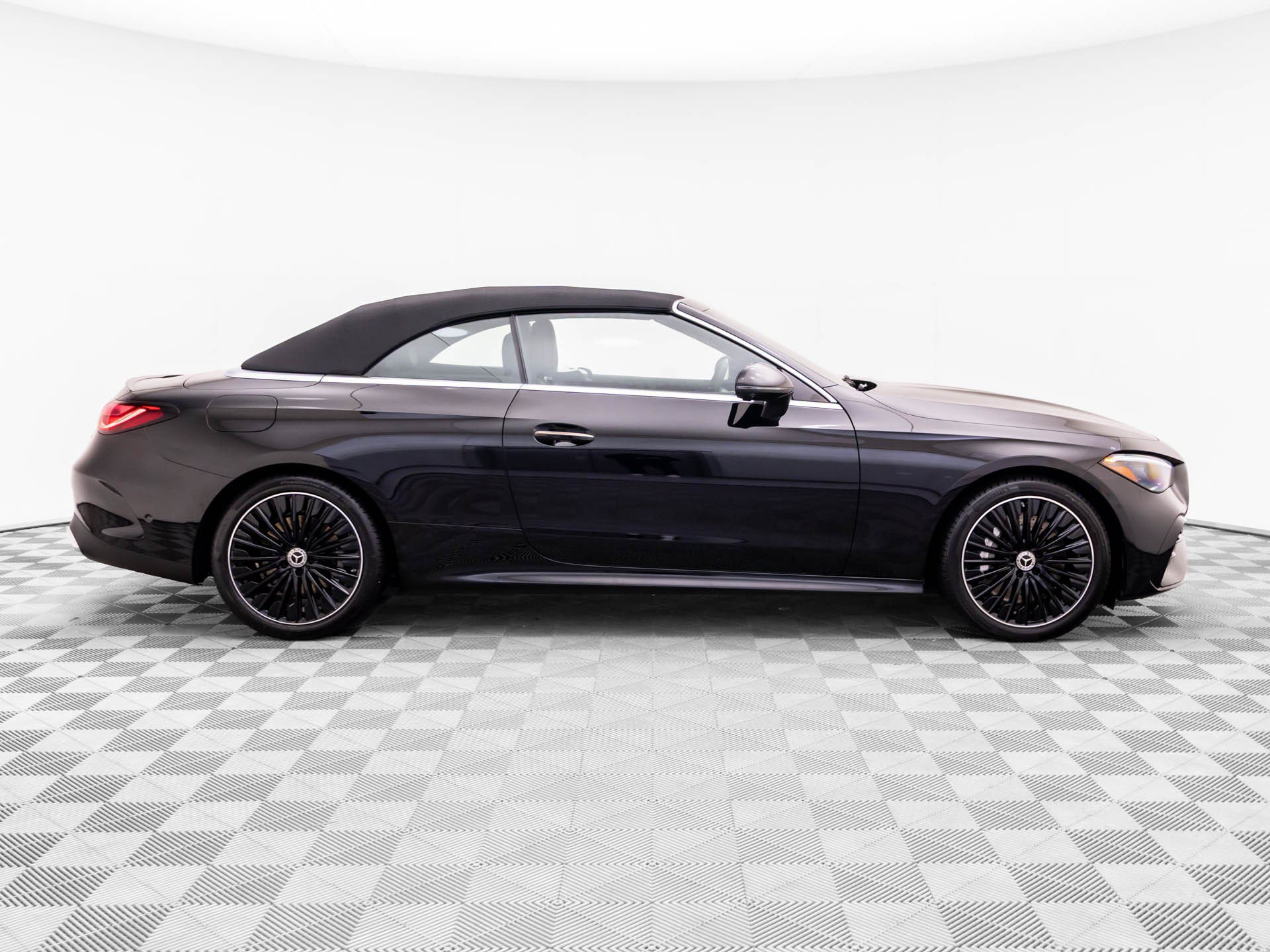 Used 2027 Mercedes-Benz CLE 450 4MATIC Cabriolet image 6