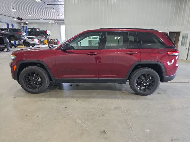 Used 2025 Jeep Grand Cherokee Altitude AWD/4WD image 5