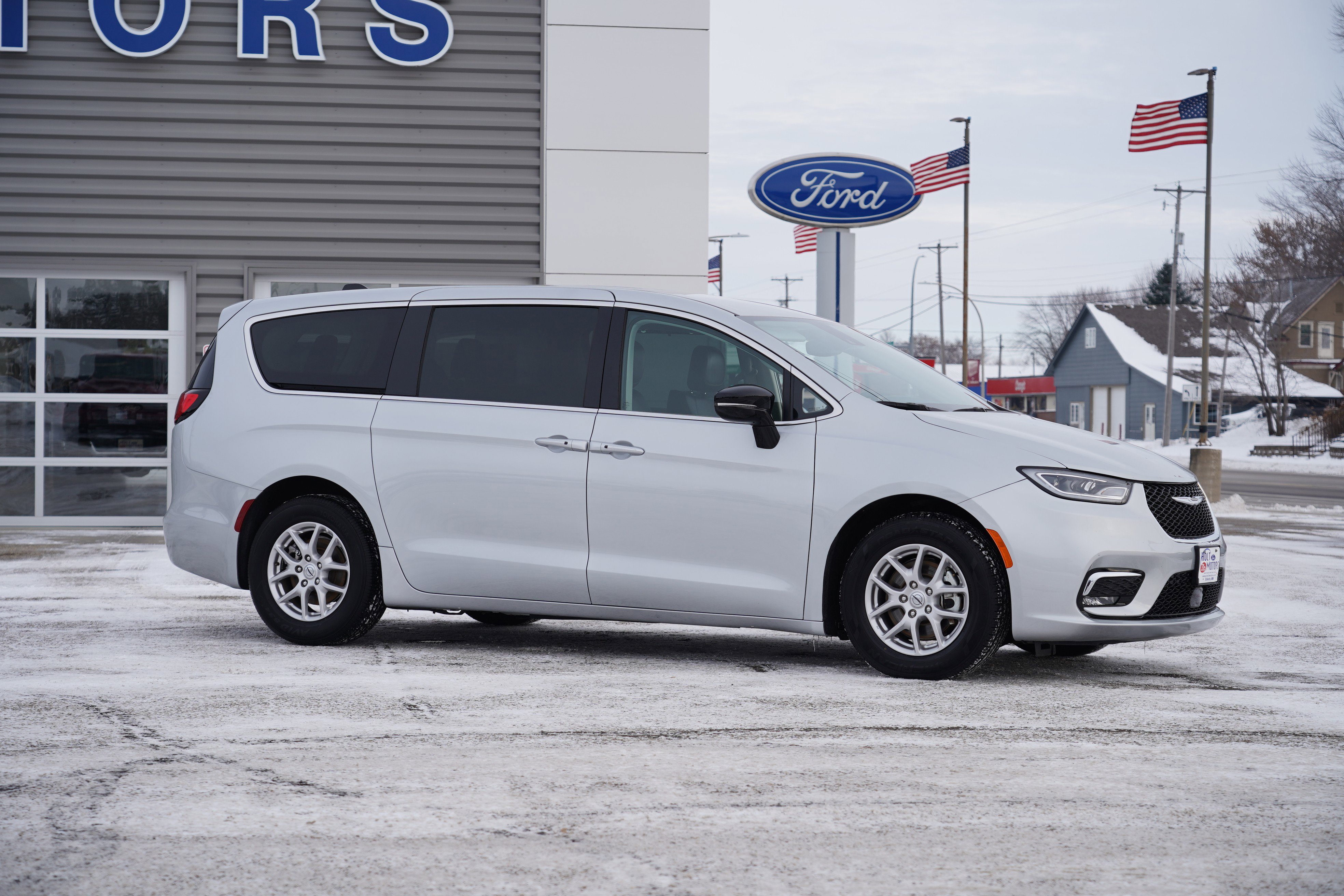 Used 2024 Chrysler Pacifica Touring-L FWD image 2
