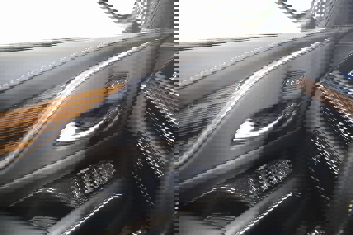 Used 2023 Cadillac Escalade Premium Luxury image 35