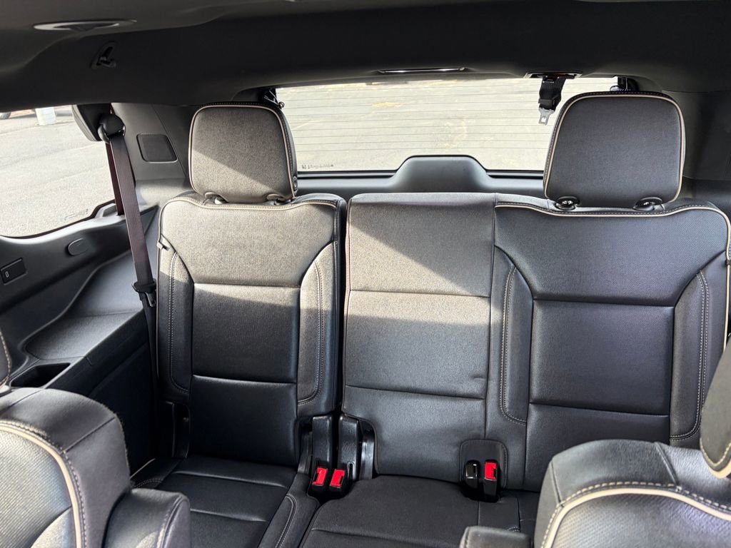 Used 2023 GMC Yukon SLT w/ SLT Luxury Package image 30