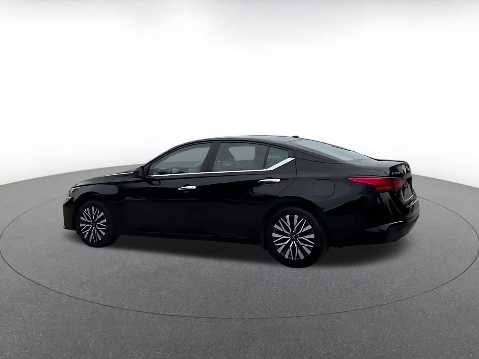 Used 2025 Nissan Altima 2.5 SV FWD image 9