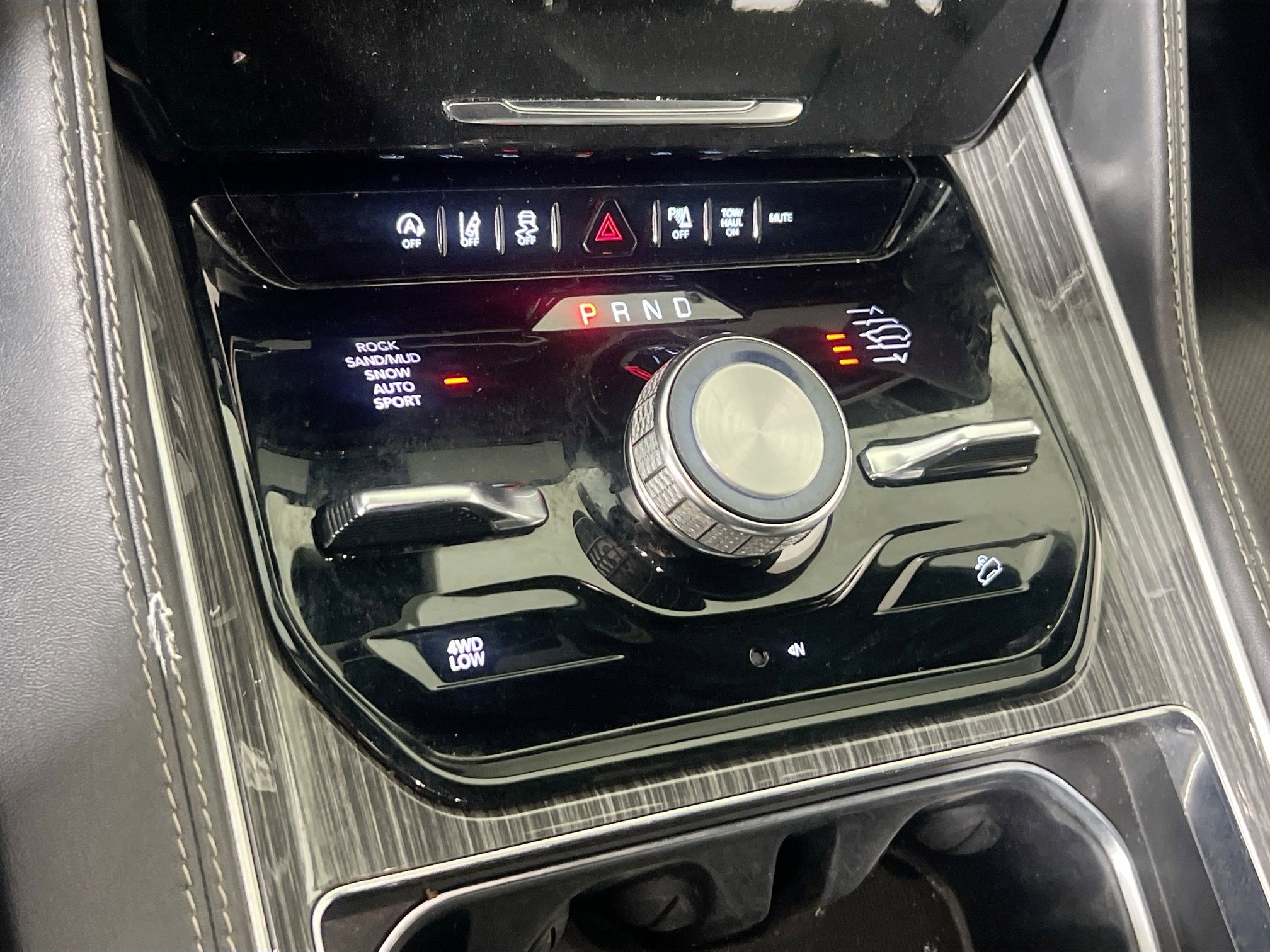 Used 2022 Jeep Wagoneer Series III w/ Rear Seat Video Group 1 image 17