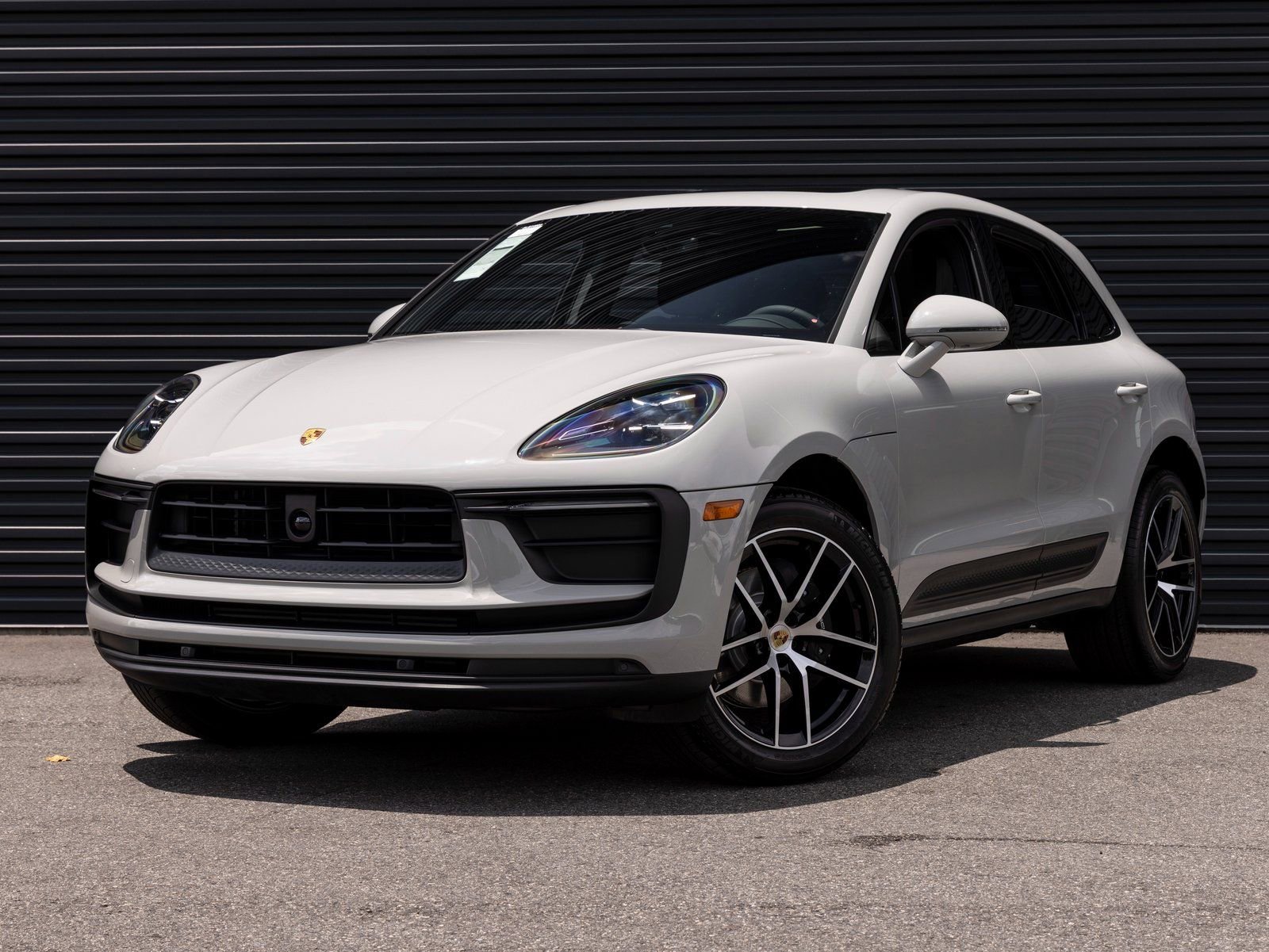 Certified 2025 Porsche Macan image 1