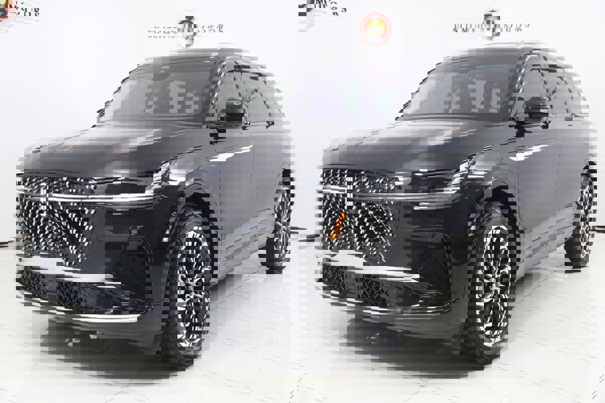 Used 2025 Lincoln Nautilus Reserve AWD/4WD image 5