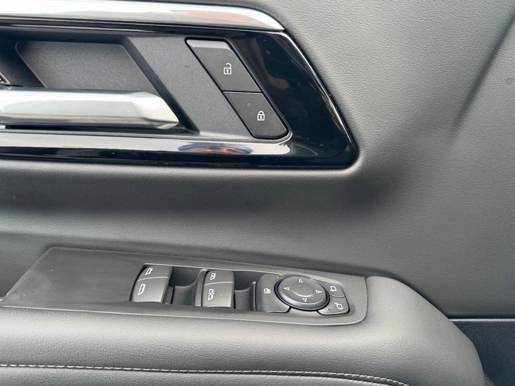 Used 2025 Chevrolet Tahoe LS image 17