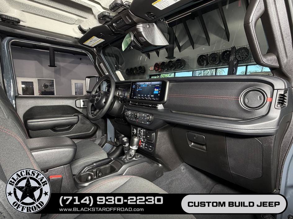 Used 2025 Jeep Wrangler Unlimited Rubicon w/ Convenience Group AWD/4WD image 18