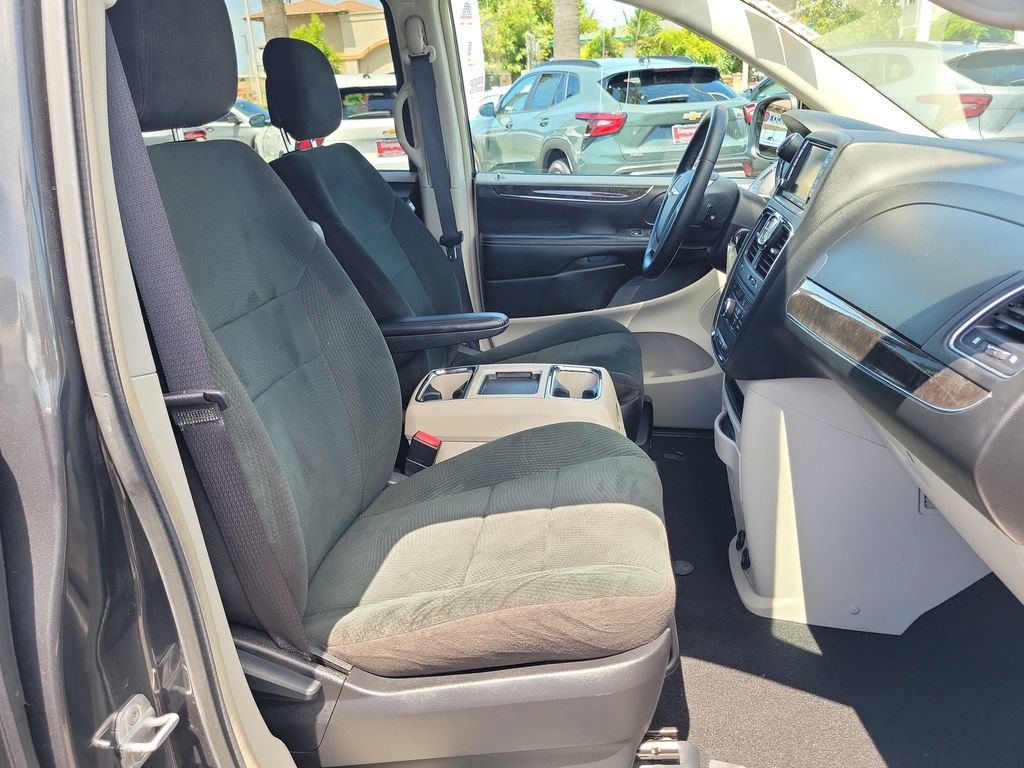 Used 2012 Chrysler Town & Country Touring FWD image 14
