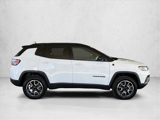 Used 2025 Jeep Compass Trailhawk image 4