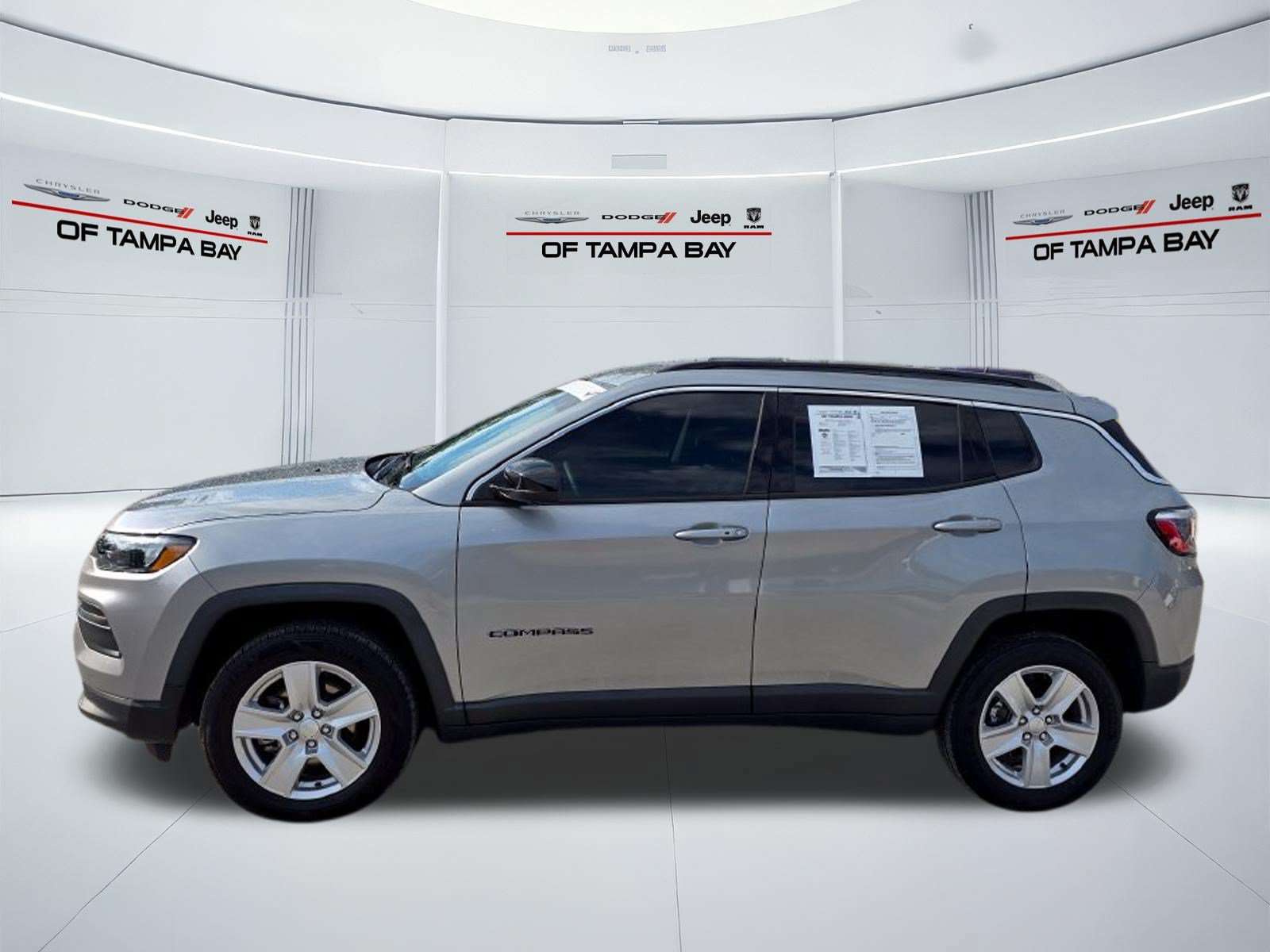 Used 2022 Jeep Compass Latitude w/ Convenience Group AWD/4WD image 3