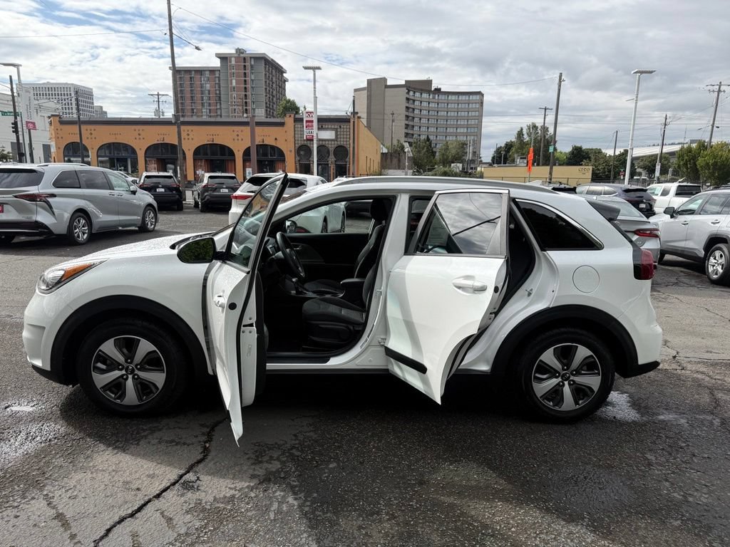 Used 2017 Kia Niro LX FWD image 16