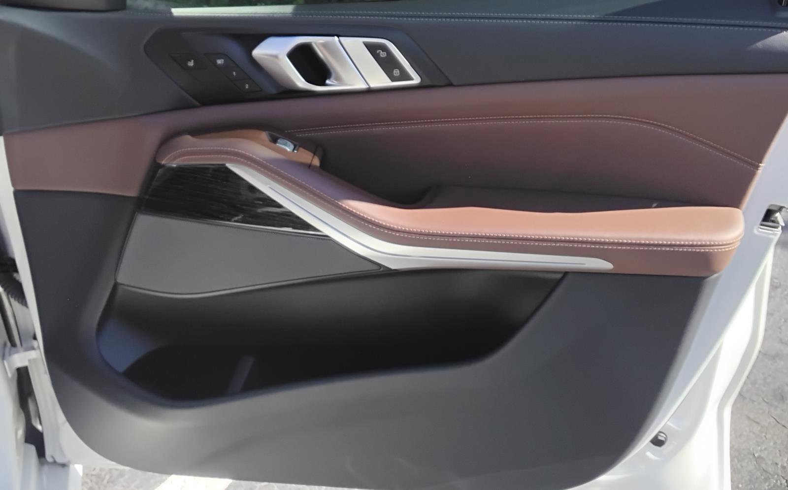 Used 2023 BMW X7 M60i w/ Executive Package image 25