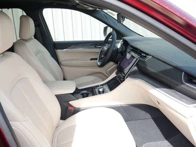 Used 2025 Jeep Grand Cherokee Limited w/ Luxury Tech Group II AWD/4WD image 26