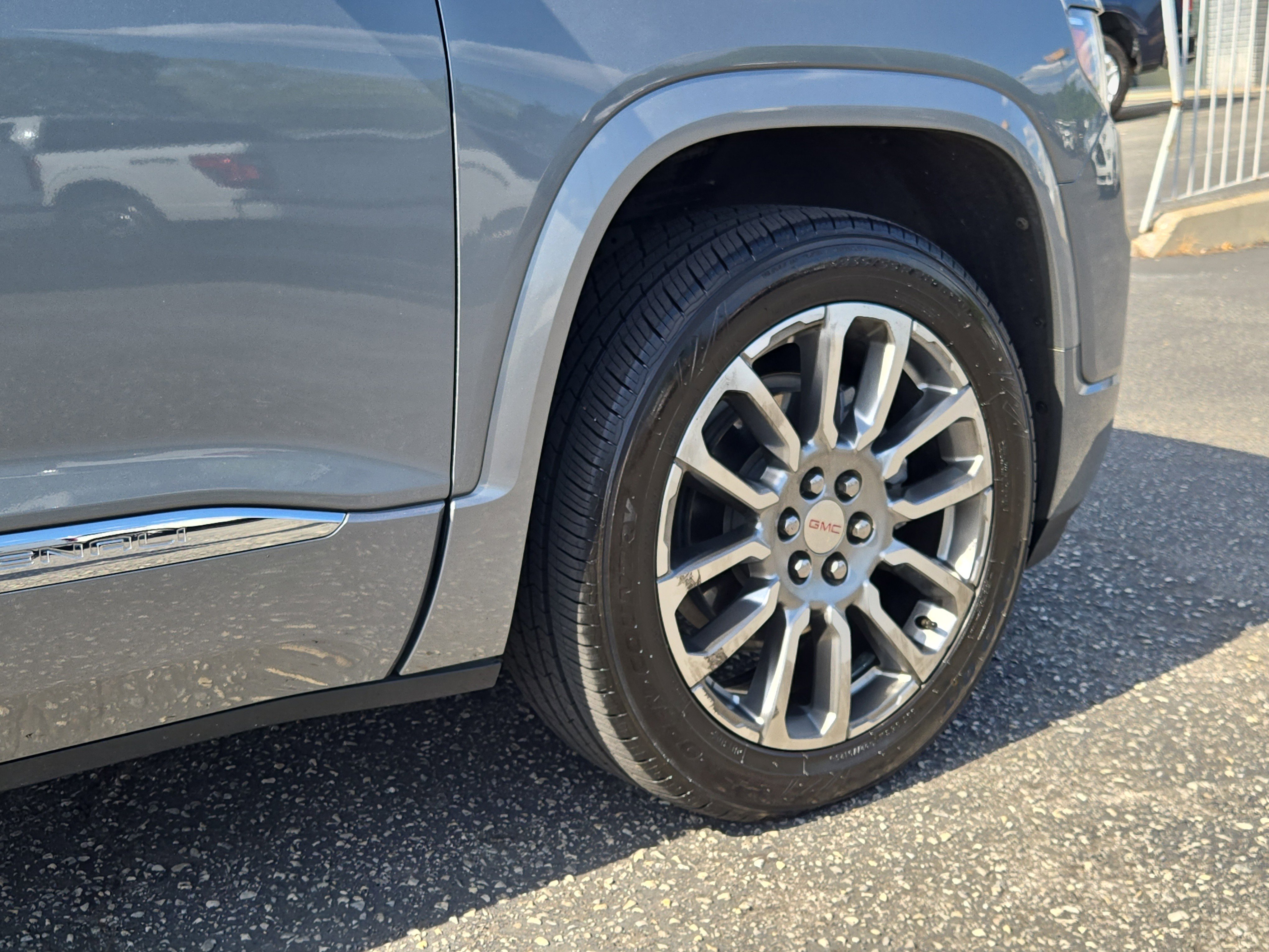Used 2023 GMC Acadia Denali w/ Denali Technology Package FWD image 12