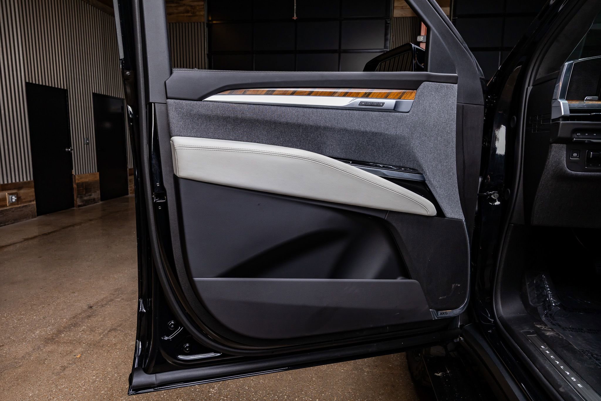 Used 2025 Cadillac Escalade ESV Sport Platinum w/ LPO, ONYX Package image 38