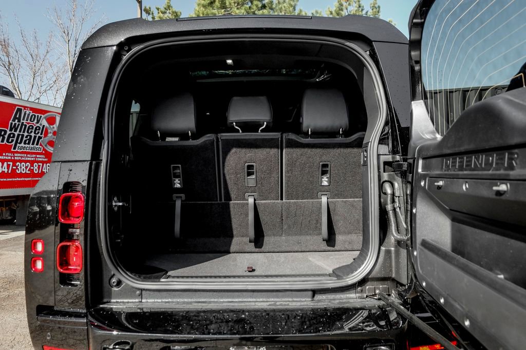 Used 2025 Land Rover Defender 130 X-Dynamic SE image 8