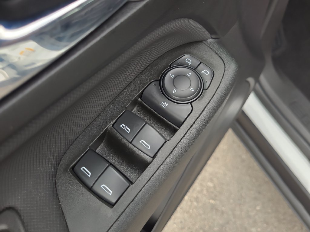 Used 2022 Chevrolet Equinox RS w/ LPO, Floor Liner Package FWD image 23