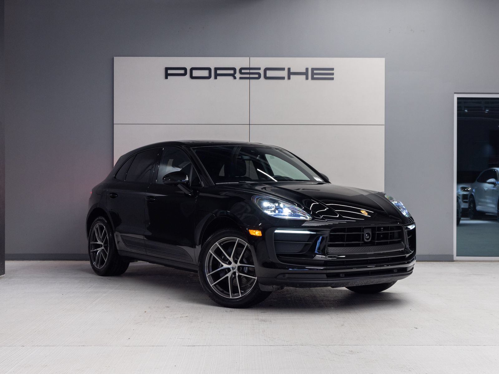 Certified 2026 Porsche Macan AWD/4WD image 9