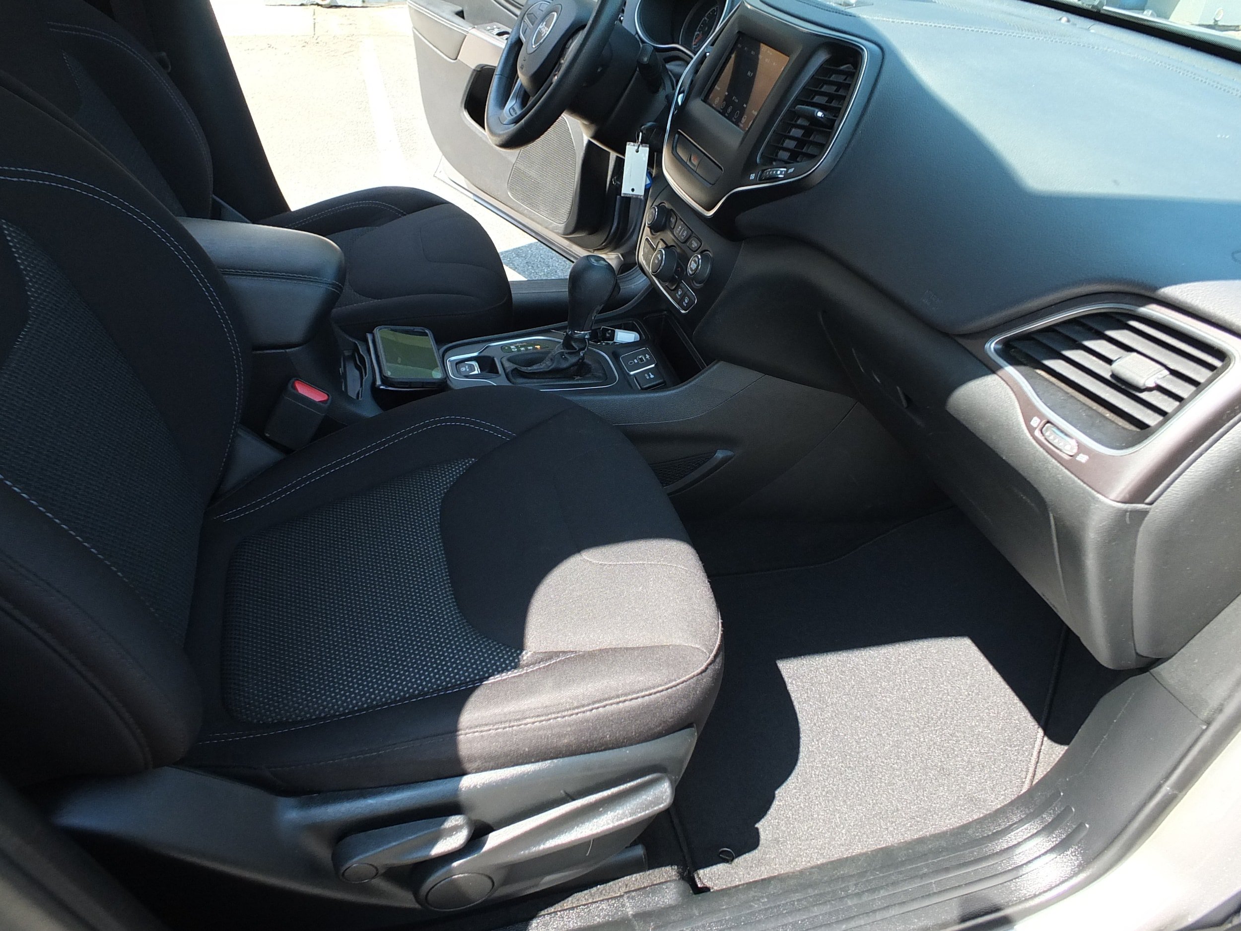 Used 2019 Jeep Cherokee Latitude w/ Popular Appearance Group FWD image 14