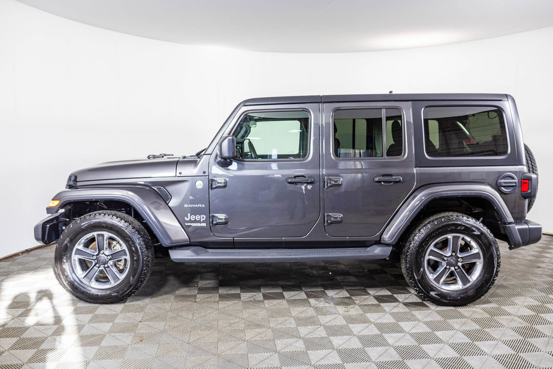 Used 2018 Jeep Wrangler Unlimited Sahara image 14