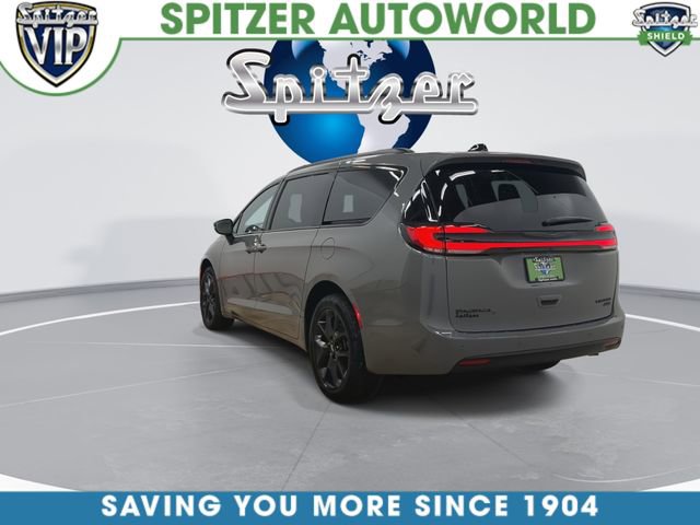 Used 2025 Chrysler Pacifica Limited AWD/4WD image 2