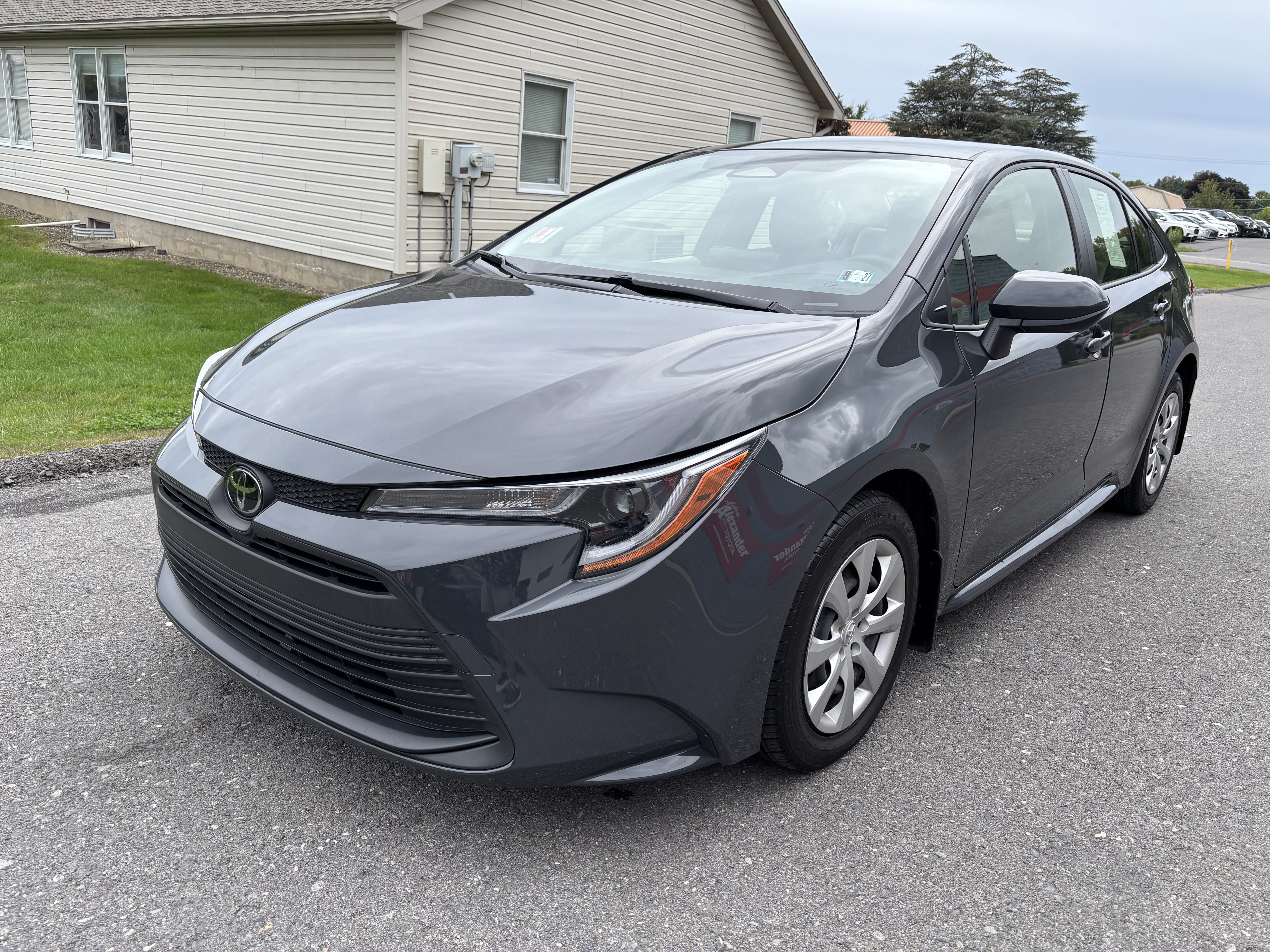 Used 2023 Toyota Corolla LE w/ Carpet Mat Package (TMS) FWD image 8