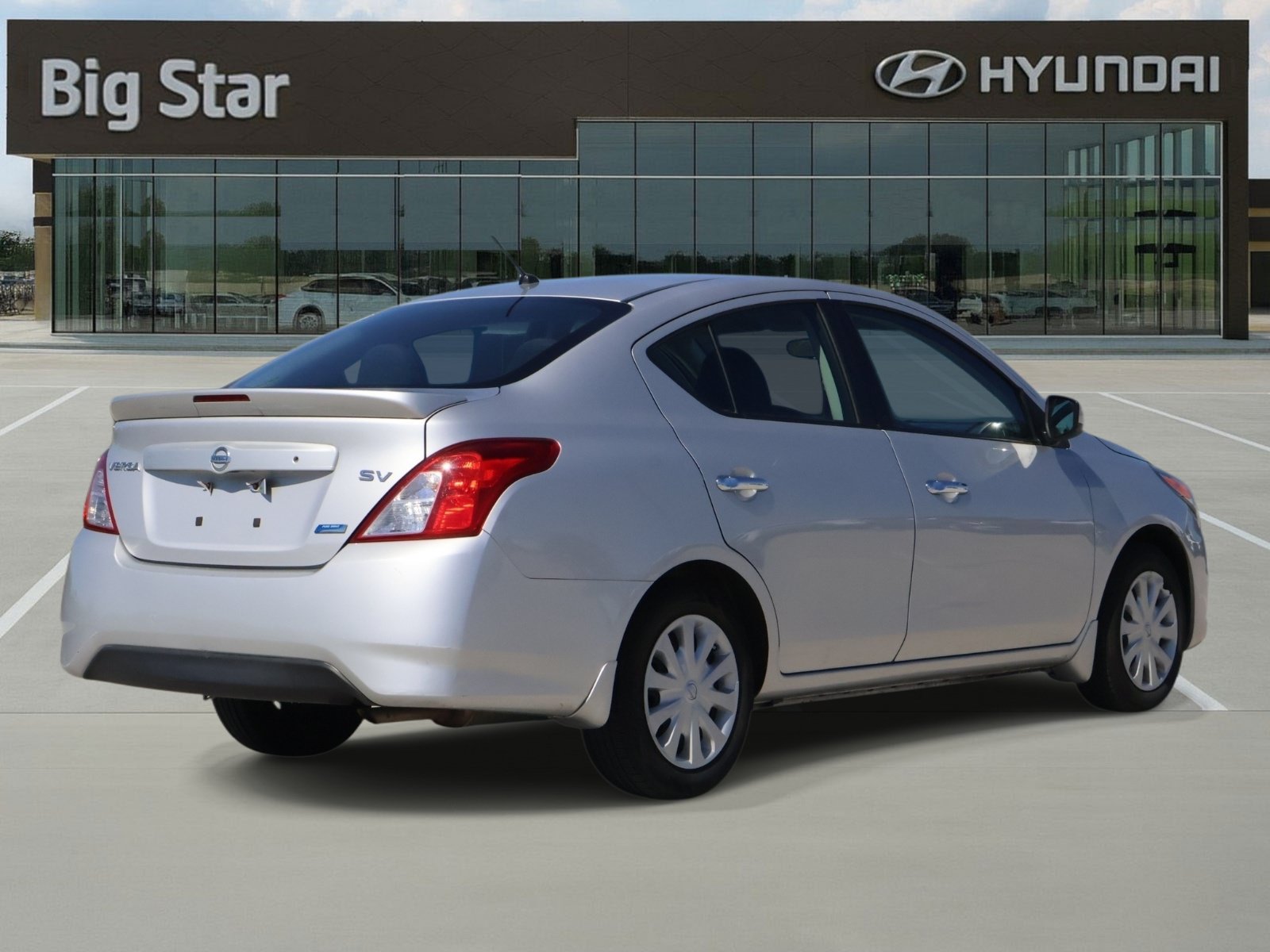 Used 2015 Nissan Versa SV FWD image 4