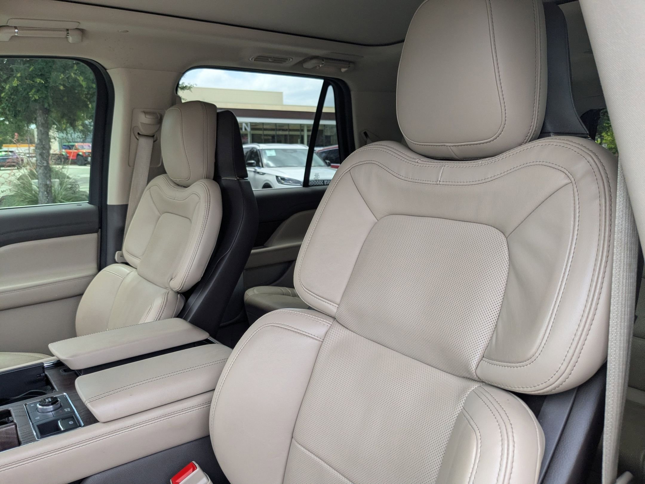 Used 2022 Lincoln Navigator L Reserve AWD/4WD image 6