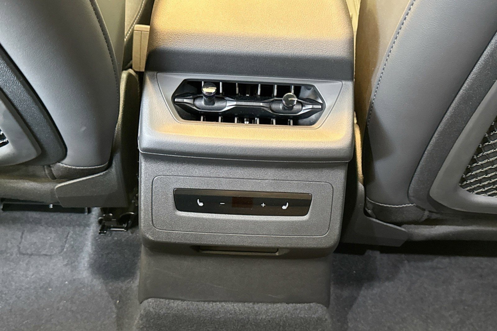 Used 2025 Audi SQ6 e-tron Prestige AWD/4WD image 23