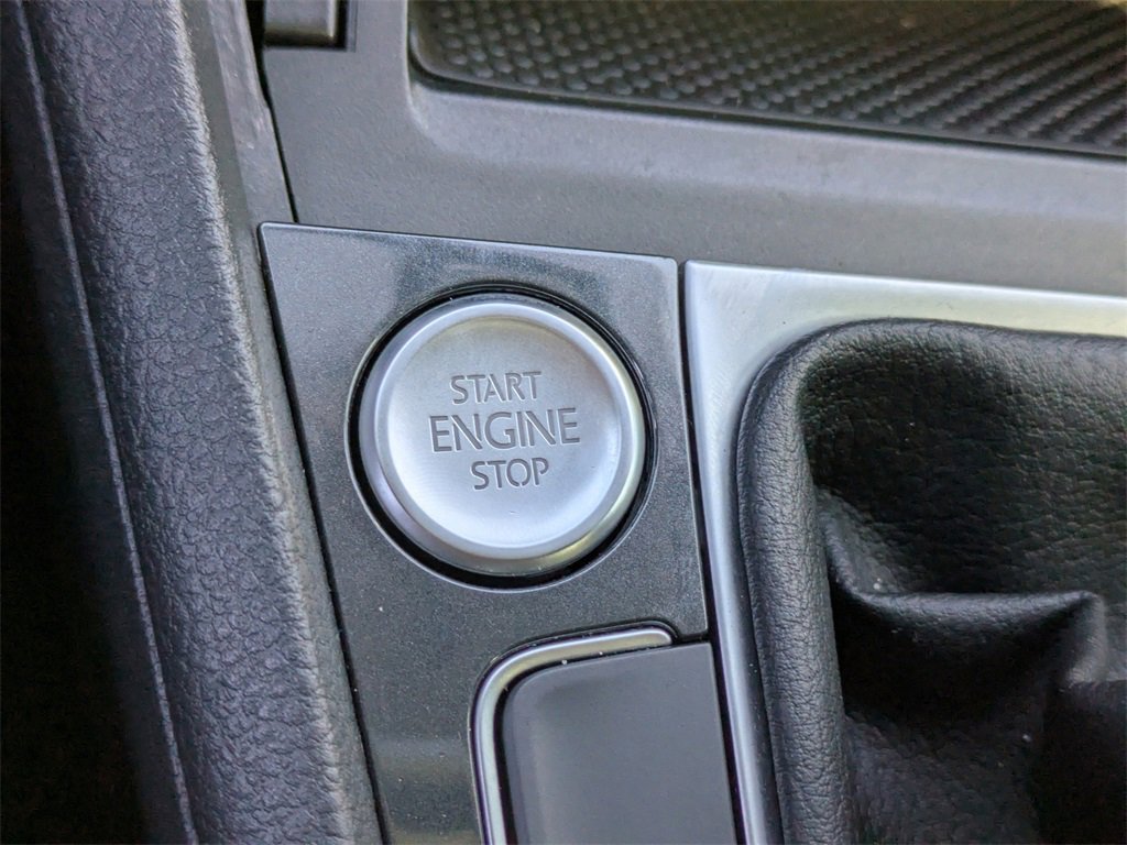 Used 2020 Volkswagen Golf 4-Door image 24