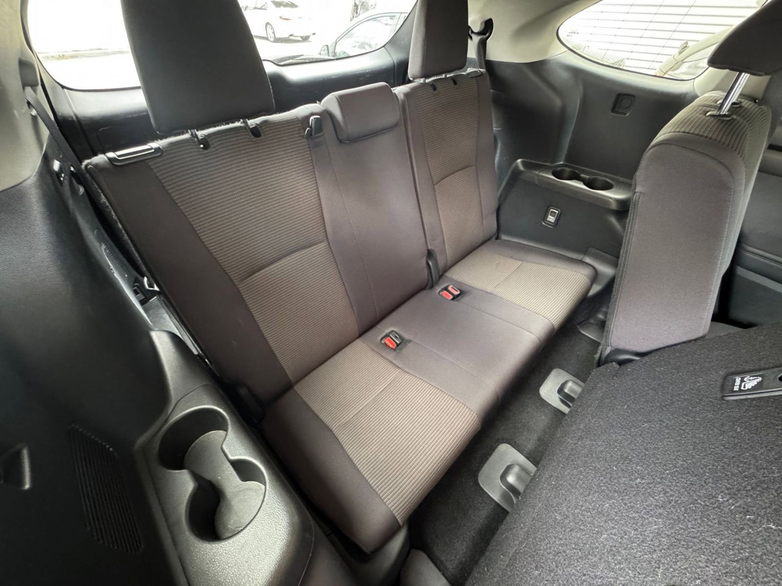 Used 2025 Toyota Highlander LE FWD image 31