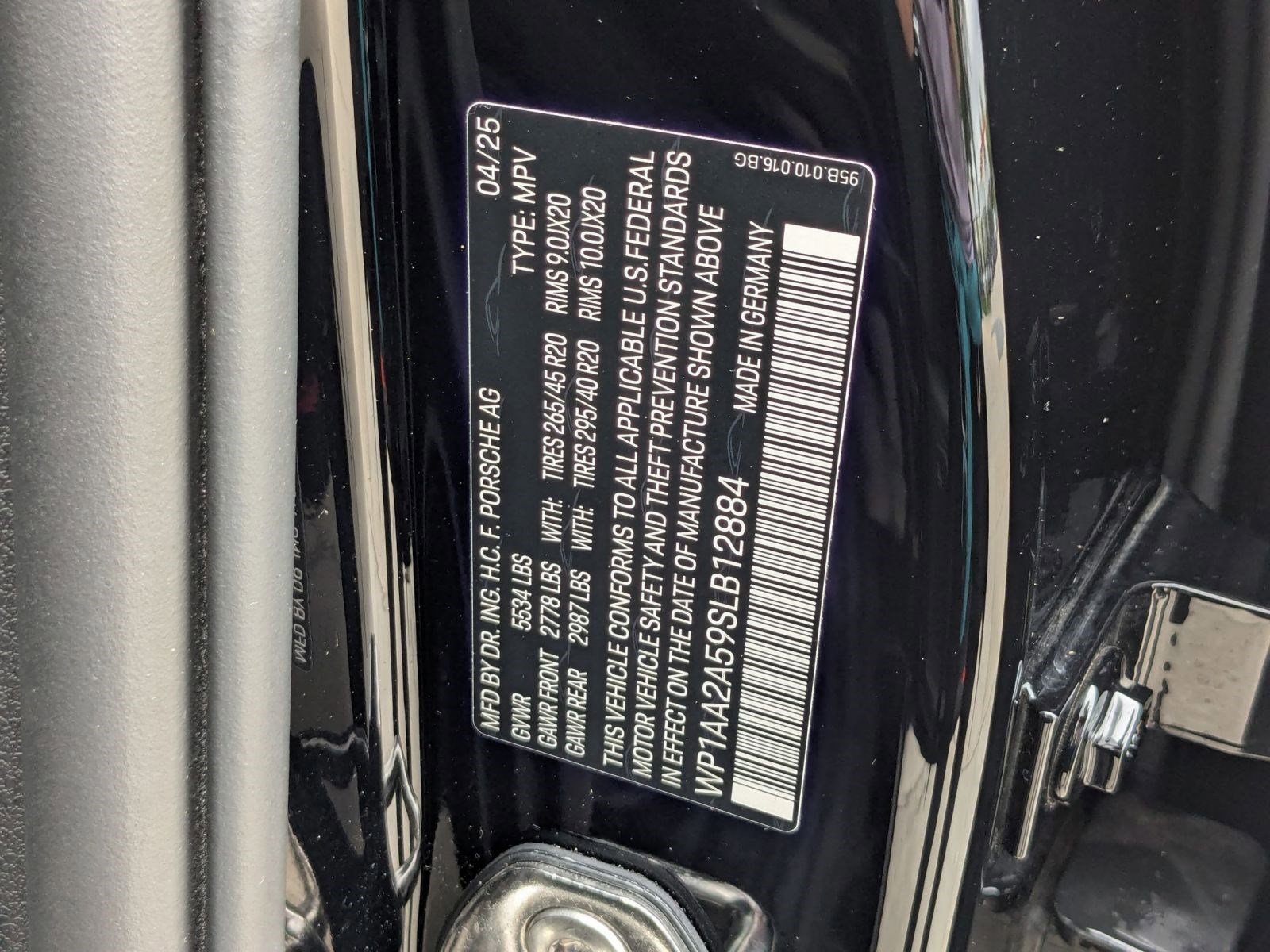 Certified 2025 Porsche Macan AWD/4WD image 29