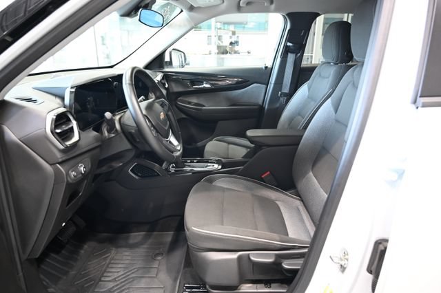 Certified 2025 Chevrolet TrailBlazer LT w/ LT Cold Weather Package FWD image 9
