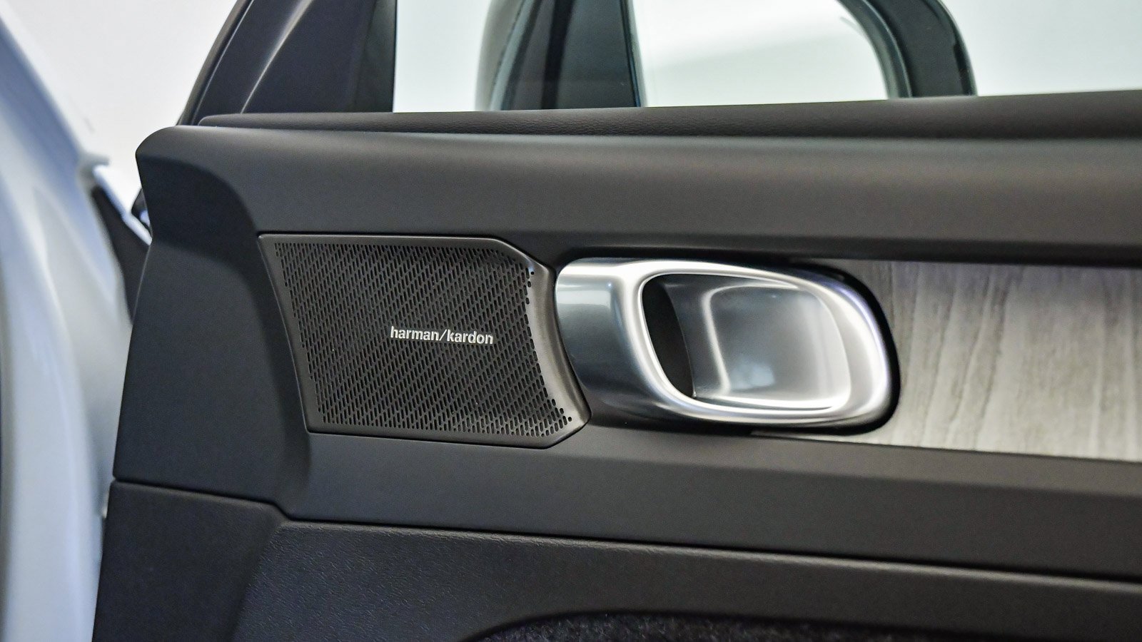 Certified 2025 Volvo XC40 B5 Plus w/ Climate Package image 18