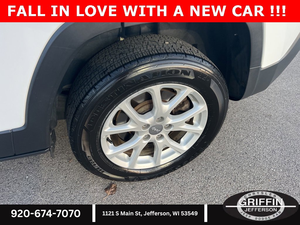 Used 2017 Jeep Cherokee Latitude w/ Cold Weather Group image 17