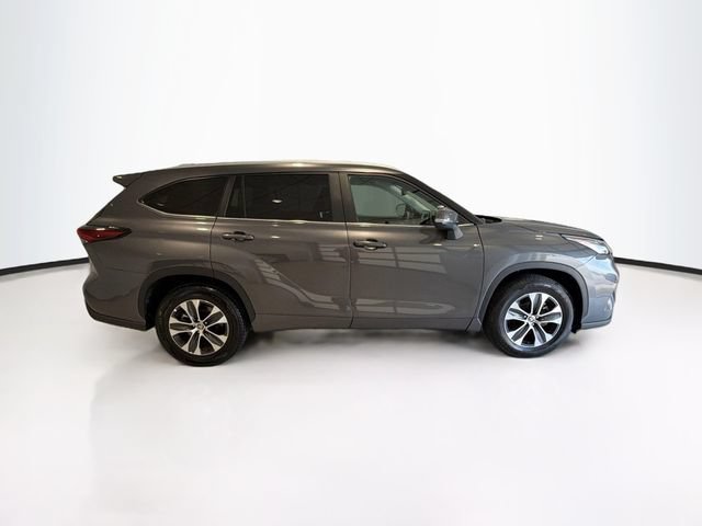 Certified 2025 Toyota Highlander XLE FWD image 8