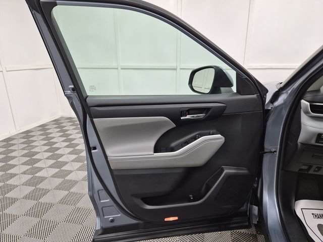 Used 2022 Toyota Highlander XLE image 12