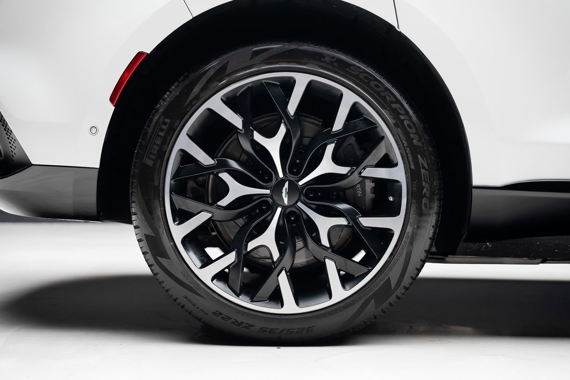 Used 2023 Aston Martin DBX AWD/4WD image 36