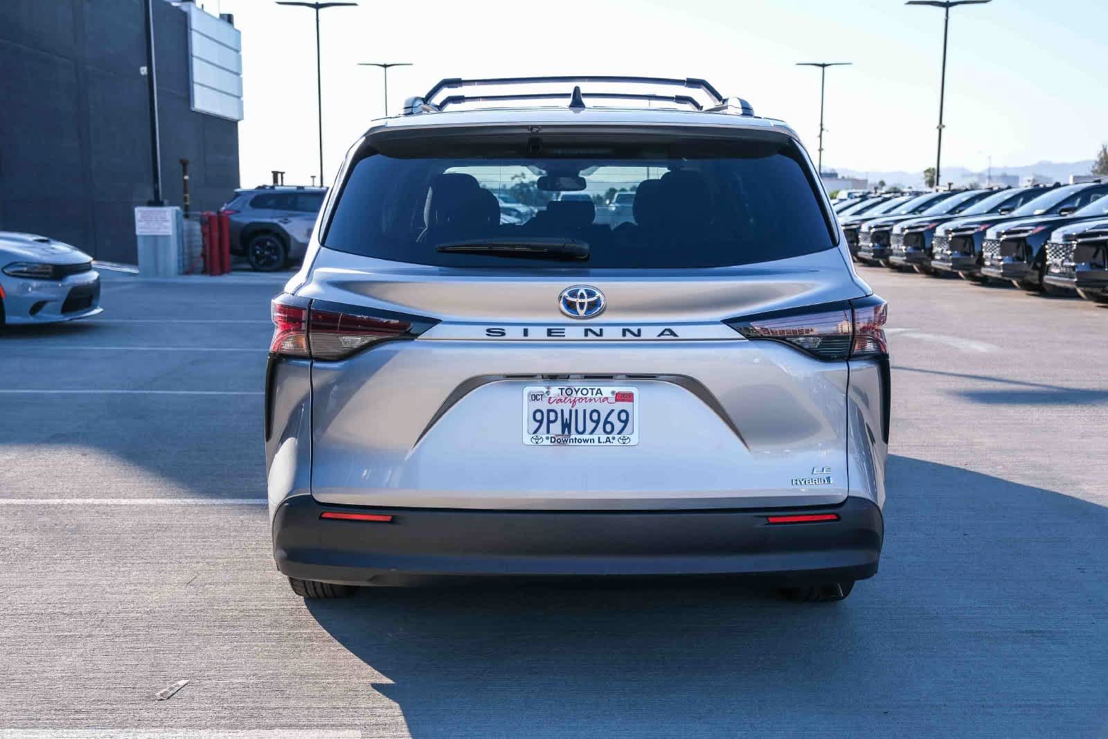 Used 2024 Toyota Sienna LE w/ LE Plus Package FWD image 5